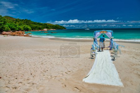 Foto de Wedding preparation on tropical beach against a background of beautiful sea and blue sky. - Imagen libre de derechos
