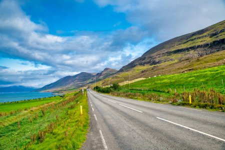 Foto de Conduciendo por las hermosas carreteras de Landmannalaugar, Islandia en temporada de verano. - Imagen libre de derechos