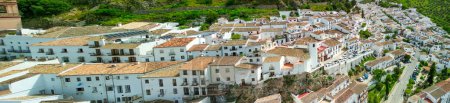 Téléchargez les photos : Zahara de la Sierra, Andalousie. Vue aérienne de maisons blanchies à la chaux avec des toits en tuiles de rouille et des fenêtres en fer forgé, Espagne - en image libre de droit