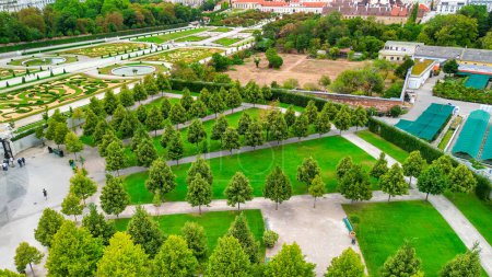 Téléchargez les photos : Vue aérienne du célèbre Schloss Belvedere à Vienne, construit par Johann Lukas von Hildebrandt comme résidence d'été pour le prince Eugène de Savoie. - en image libre de droit