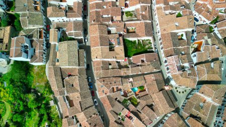 Foto de Grazalema, Andalucía. Vista aérea de casas encaladas que lucen techos de tejas oxidadas y barras de ventanas de hierro forjado, España - Imagen libre de derechos