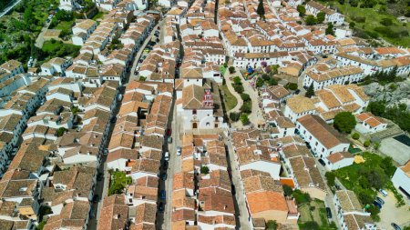 Téléchargez les photos : Grazalema, Andalousie. Vue aérienne de maisons blanchies à la chaux avec des toits en tuiles de rouille et des fenêtres en fer forgé, Espagne - en image libre de droit