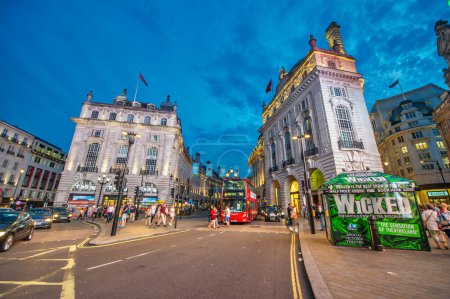 Téléchargez les photos : Londres, Royaume-Uni - Juin 2015 : Lumières de Piccadilly Circus par une nuit d'été. - en image libre de droit