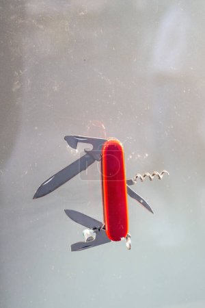 Téléchargez les photos : Couteau suisse en couleur rouge. - en image libre de droit