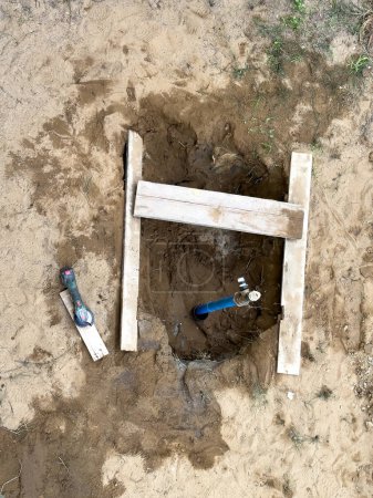 Téléchargez les photos : Outils pour percer un puits sous l'eau. Installation du système d'irrigation de jardin en plein air. - en image libre de droit