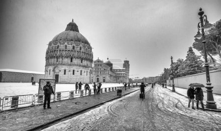 Foto de Pisa, Italia - 1 de marzo de 2018: nevadas en las calles de la Plaza de los Milagros. - Imagen libre de derechos