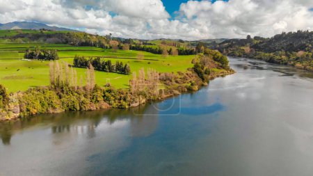 Foto de Increíble vista aérea del río Waikato en la temporada de primavera, Isla Norte - Nueva Zelanda. - Imagen libre de derechos