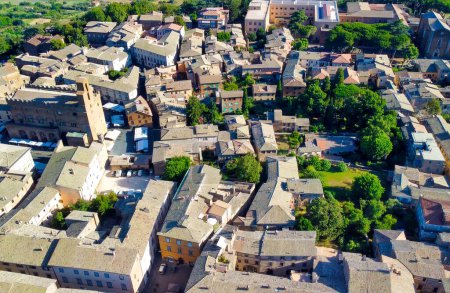 Téléchargez les photos : Orvieto, ville médiévale du centre de l'Italie. Vue aérienne incroyable depuis un drone - en image libre de droit