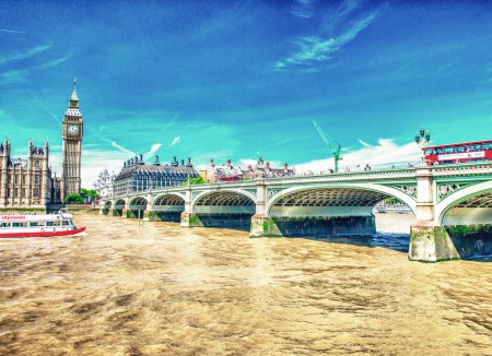 Foto de LONDRES, Reino Unido - 3 de julio de 2015: Tráfico urbano a lo largo del Puente de Westminster en temporada de verano - Imagen libre de derechos