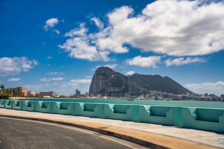 Berühmter Felsen von Gibraltar, Blick von der Straße.