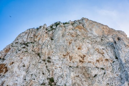 Foto de El famoso peñón de Gibraltar, vista desde la calle de la ciudad. - Imagen libre de derechos