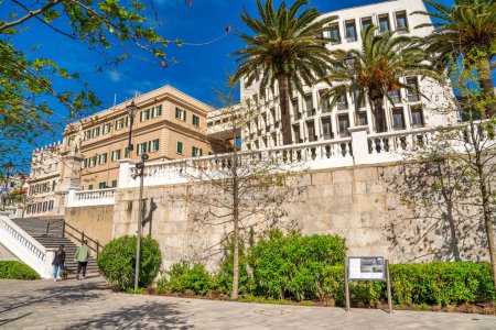 Téléchargez les photos : Place de Gibraltar le long des anciens murs. - en image libre de droit