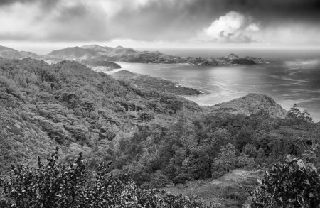 Téléchargez les photos : Montagnes Mahe et océan de Morne Blanc - Seychelles. - en image libre de droit