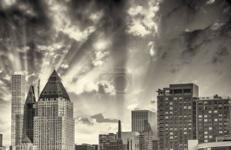 Téléchargez les photos : Coucher de soleil sur les gratte-ciel de Manhattan, New York. - en image libre de droit