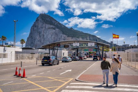 Foto de Gibraltar, Reino Unido - 7 de abril de 2023: Cruce de Gibraltar Frontera Reino Unido-España a pie. - Imagen libre de derechos