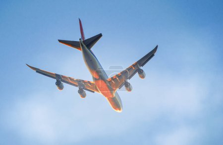 Téléchargez les photos : Avion à basse altitude au départ de l'aéroport au coucher du soleil - en image libre de droit