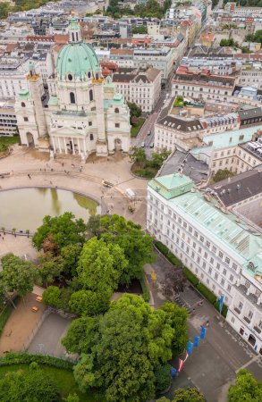 Téléchargez les photos : Vue aérienne verticale de Vienne, Autriche. Rues centrales et bâtiments du drone par une journée nuageuse. - en image libre de droit