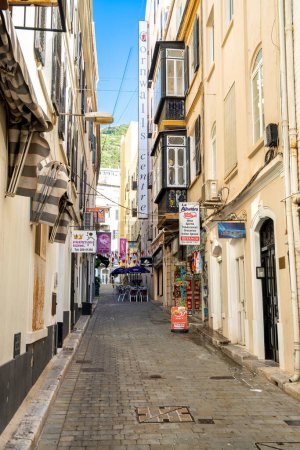 Foto de Gibraltar, Reino Unido - 7 de abril de 2023: Calle principal con tiendas y carteles. - Imagen libre de derechos