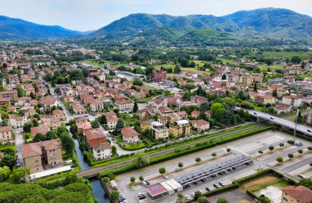 Téléchargez les photos : Vue aérienne imprenable sur la ville médiévale de Lucques en Toscane, Italie - en image libre de droit