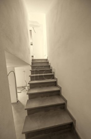 Téléchargez les photos : Escaliers vers la salle du sous-sol dans un nouvel appartement. - en image libre de droit