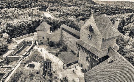 Foto de Vista aérea del Castillo de Turaida durante las Horas Doradas, Hora del Atardecer, Sigulda, Letonia - Imagen libre de derechos