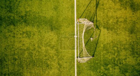 Téléchargez les photos : Terrain de football à la campagne, vue aérienne depuis drone. - en image libre de droit
