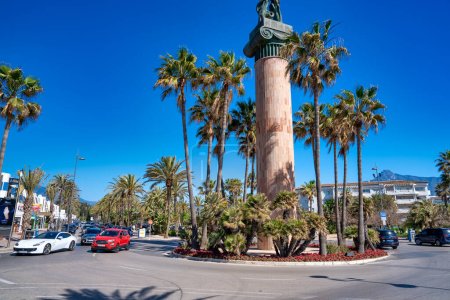 Téléchargez les photos : Marbella, Espagne - 7 avril 2023 : La belle promenade de Puerto Banus par une journée ensoleillée. - en image libre de droit