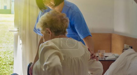 Téléchargez les photos : Jeune asiatique femme médecin aider les personnes âgées retraité aller à l'hôpital lit. - en image libre de droit