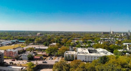 Téléchargez les photos : Aerial view of Savannah skyline from drone - Georgia - USA. - en image libre de droit