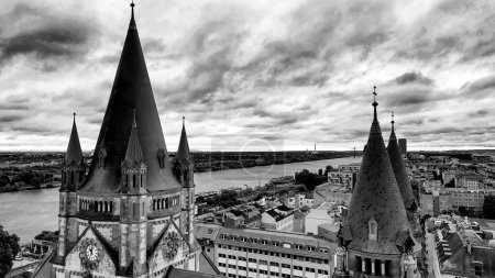 Téléchargez les photos : Vue aérienne de l'église Saint François d'Assise à Vienne. - en image libre de droit