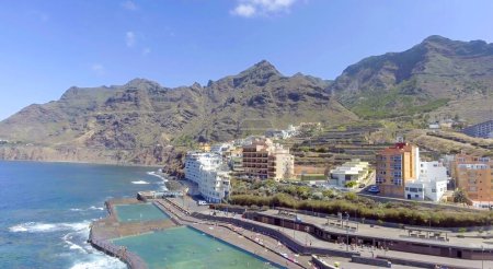 Téléchargez les photos : Vue aérienne de Puerto de la Cruz par une journée ensoleillée, Tenerife - Espagne - en image libre de droit