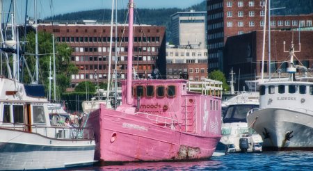 Foto de OSLO - 4 de junio: Barcos en el puerto de Oslo, 4 de junio de 2010 en Oslo. El puerto es el mayor puerto de carga general del país. - Imagen libre de derechos