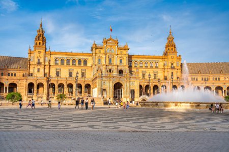 Téléchargez les photos : Sevilla, Espagne - Avril 10, 2023 : Les touristes profitent du temps en plein air à Plaza de Espana au coucher du soleil. - en image libre de droit