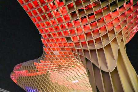 Foto de El Metropol Parasol de Sevilla. Estructura simétrica contemporánea por la noche. - Imagen libre de derechos