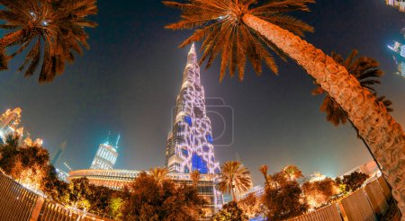 Foto de DUBAI, Emiratos Árabes Unidos - 4 de diciembre de 2016: Vista exterior de la zona de Burj Khalifa por la noche. - Imagen libre de derechos