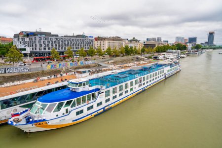 Téléchargez les photos : Bratislava, Slovaquie - 23 août 2022 : Skyline de la ville et ferry le long du Danube. - en image libre de droit