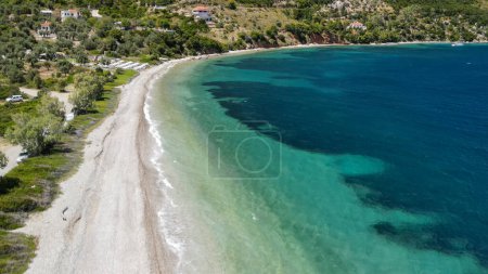 Foto de Vista aérea de la playa de Agios Dimitrios en Alonissos, Grecia. - Imagen libre de derechos