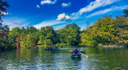 Téléchargez les photos : New York, États-Unis - Octobre 2015 : Central Park Lake en saison des feuillages. - en image libre de droit