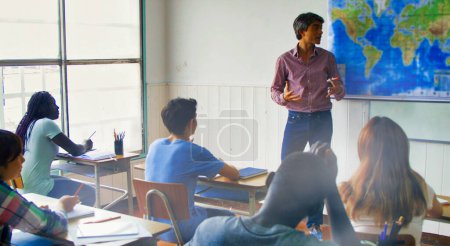 Téléchargez les photos : Professeur à l'école avec son adolescent multi ethnique classe. - en image libre de droit