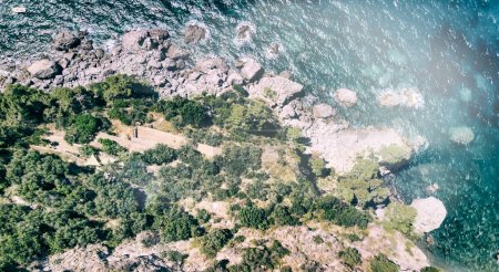 Téléchargez les photos : Vue aérienne imprenable sur la belle côte amalfitaine en saison estivale, Italie. Point de vue du drone. - en image libre de droit