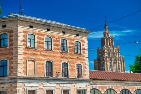 Téléchargez les photos : Riga bâtiments anciens par une journée ensoleillée, Lettonie - en image libre de droit