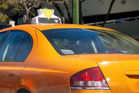 Téléchargez les photos : Taxi jaune le long des rues de la ville. - en image libre de droit