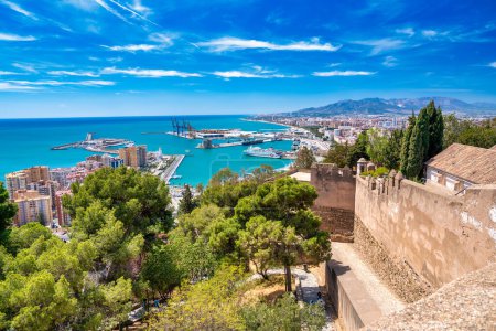 Téléchargez les photos : Malaga, Espagne - 14 avril 2023 : Vue aérienne du port de Malaga et des toits de la ville depuis le château de Gibralfaro. - en image libre de droit