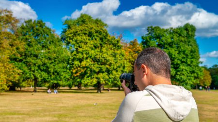 Téléchargez les photos : Un photographe dans le parc de la ville. - en image libre de droit