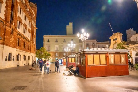 Foto de Cádiz, España - 8 de abril de 2023: Turistas por la noche en el mercado de la ciudad. - Imagen libre de derechos