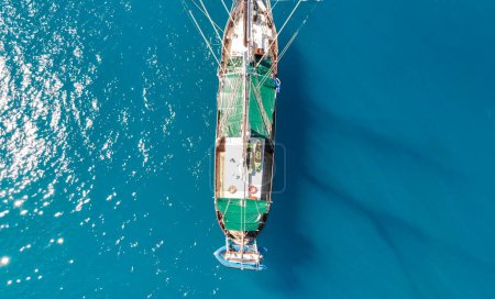 Téléchargez les photos : Sailing ship near the shoreline of a beautiful tropical island, aerial view. - en image libre de droit