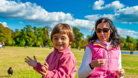 Téléchargez les photos : Enfants heureux en vacances dans le parc de la ville. - en image libre de droit