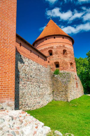 Téléchargez les photos : Trakai Château médiéval gothique dans le lac de Galve - Lituanie. - en image libre de droit