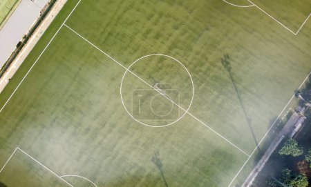 Foto de Campo de fútbol en el campo, vista aérea desde el dron. - Imagen libre de derechos