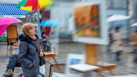 Téléchargez les photos : Une heureuse femme âgée en visite à Montmartre, Paris. - en image libre de droit